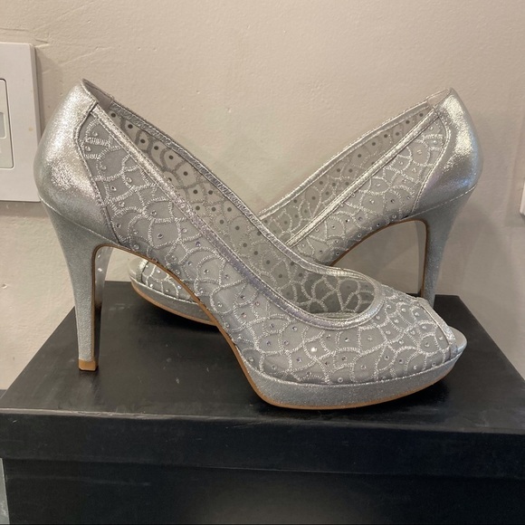 Adrianna Papell sz 11 Geslyn silver rhinestone heels and clutch set - Picture 4 of 15